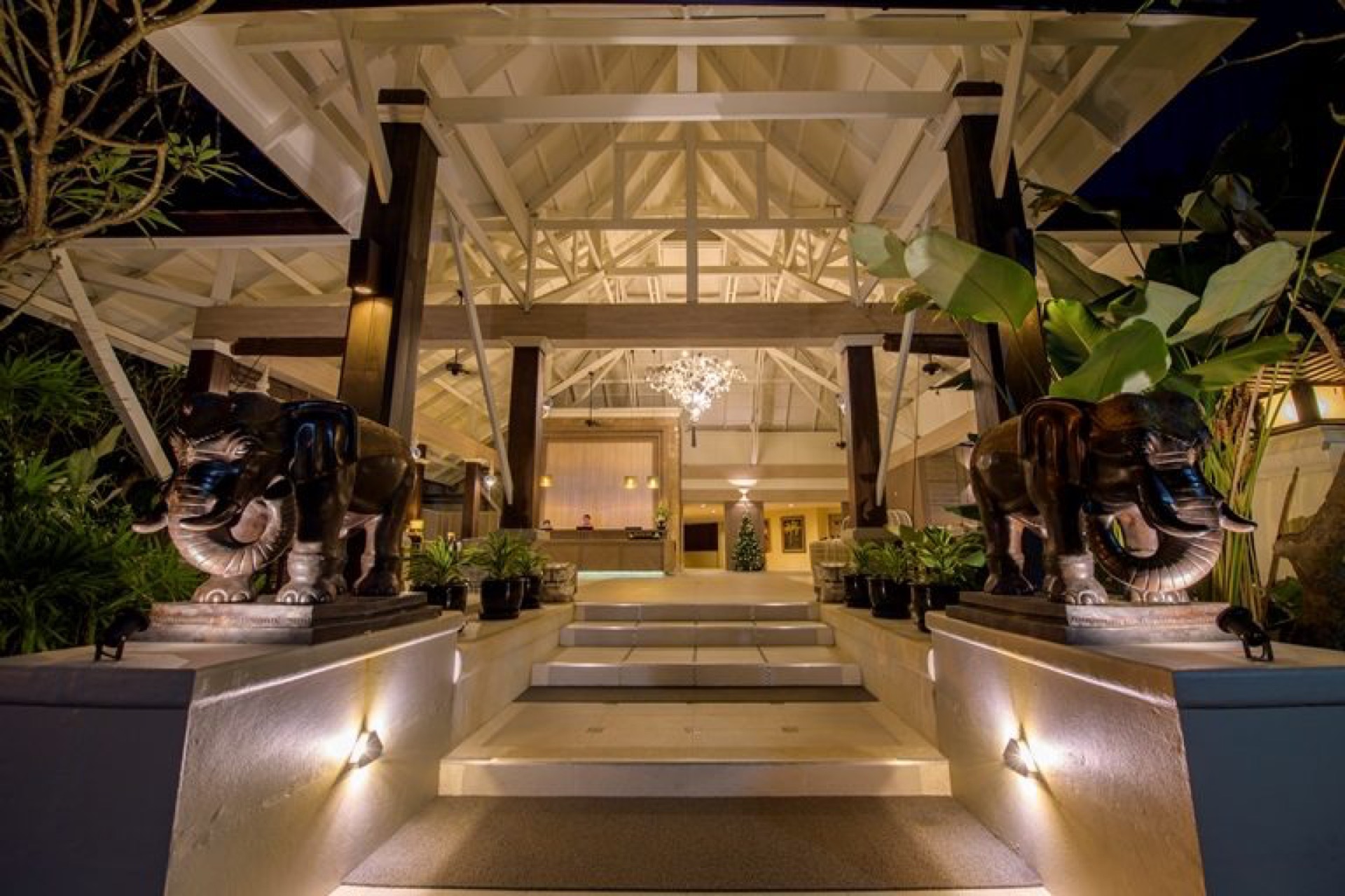 Open-sided lobby pavilion
