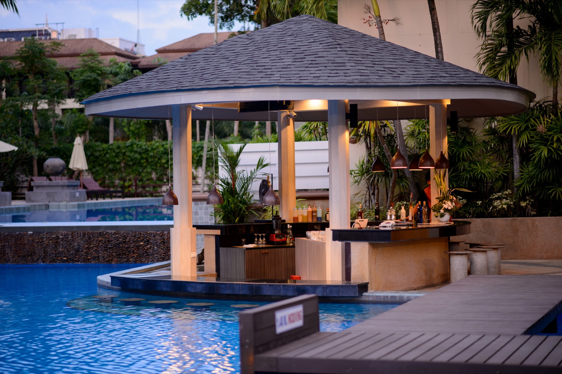 Swim-up pool bar